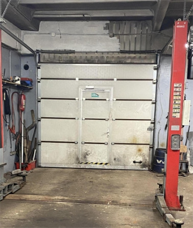 Telpas ar trīs iebrauktuvēm/paceļamajiem vārtiem Ganību dambī.  Paceļamie vārti iziet uz Rīga - foto 2