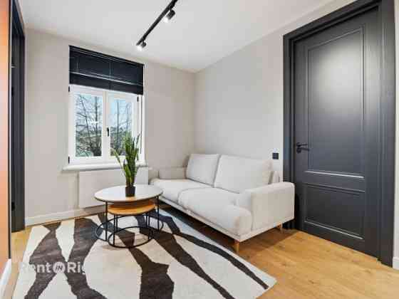 Izīrē modernu un mājīgu 3-istabu dzīvokli renovētā projektā  Augustīnes dārzs.  Augustīnes dārzs ir  Rīga