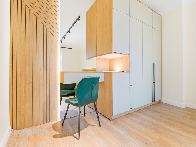 Ekskluzīva iespēja - ar augstas kvalitātes apdari dzīvoklis pašā Rīgas sirdī!  Plānojums: Rīga - foto 1