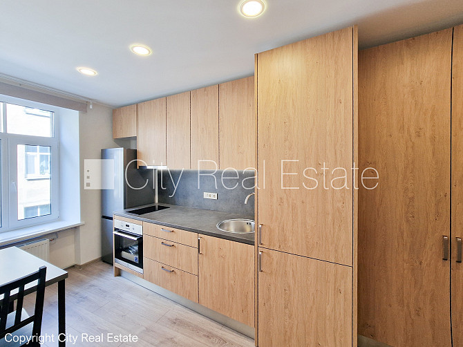 Дом во дворе, территория обнесена забором, окна выходят во двор, одна Рига - изображение 16