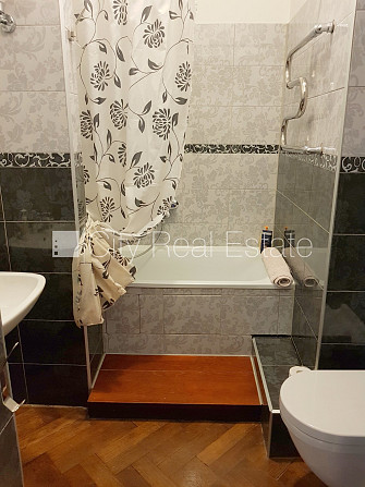 Fasādes māja, renovēta māja, ir lifts, kāpņu telpa pēc kapitālā remonta, viena istaba Rīga - foto 11