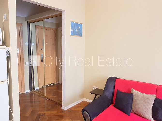 Fasādes māja, renovēta māja, ir lifts, kāpņu telpa pēc kapitālā remonta, viena istaba Rīga - foto 9