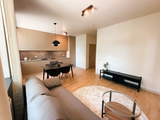 Izīrē pilnībā renovētu 2 istabu dzīvokli!  Ēka ir tikusi pilnībā renovēta- jauns jumts, Rīga - foto 1