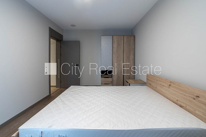 Новостройка, энергоэффективный дом, территория обнесена забором, вход с улицы, во Рига - изображение 14