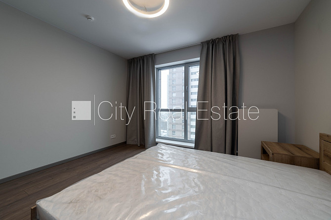 Новостройка, энергоэффективный дом, территория обнесена забором, вход с улицы, во Рига - изображение 18