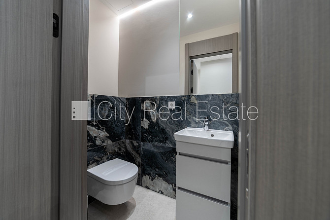 Новостройка, энергоэффективный дом, территория обнесена забором, вход с улицы, во Рига - изображение 15