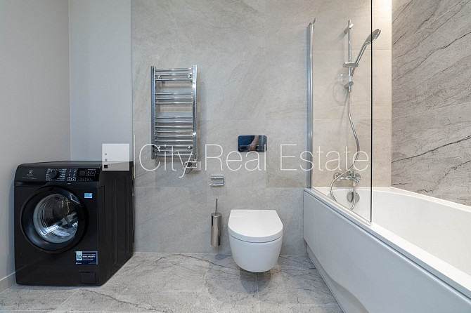 Фасадный дом, реновированный дом, вход с улицы, окна выходят на улицу, Рига - изображение 11