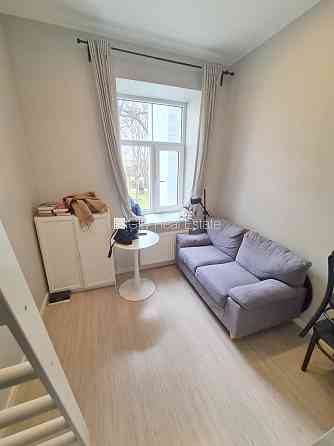 Фасадный дом, реновированный дом, закрытый двор, вход с улицы, лестничная клетка Rīga