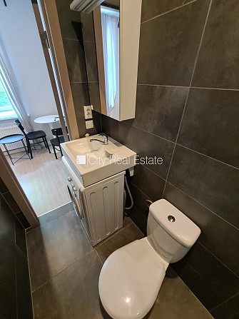 Фасадный дом, реновированный дом, закрытый двор, вход с улицы, лестничная клетка Рига - изображение 9