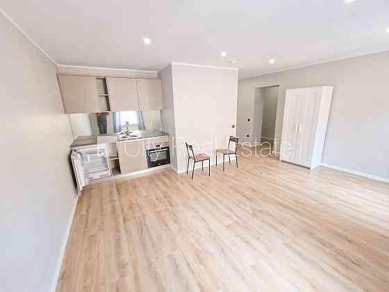 Здание во дворе, реновированный дом, закрытый двор, вход с улицы и со двора, Rīga