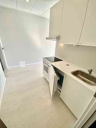 Новостройка, фасадный дом, вход с улицы, лифт, лестничная клетка после Rīga