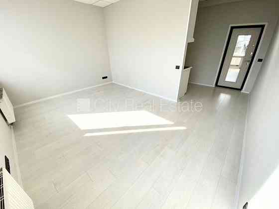 Новостройка, фасадный дом, вход с улицы, лифт, лестничная клетка после Rīga