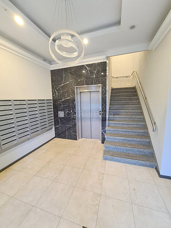 Jaunceltne, fasādes māja, ieeja no ielas, ir lifts, kāpņu telpa pēc kapitālā remonta, jumta Rīga - foto 12