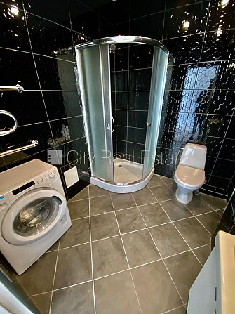 Jaunceltne, fasādes māja, ieeja no ielas, ir lifts, kāpņu telpa pēc kapitālā remonta, jumta Rīga - foto 8