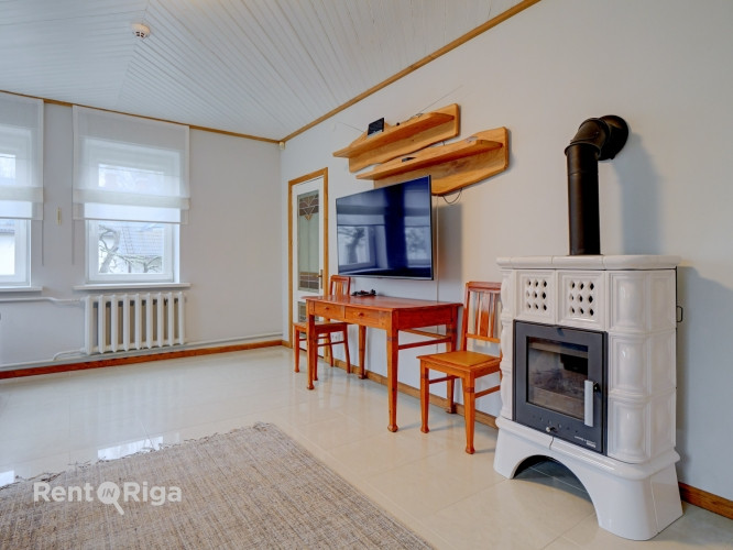 Mājīga māja ar terasi un dārzu Šampēterī  Piedāvājam īrei mājīgu un funkcionālu māju Rīga - foto 2