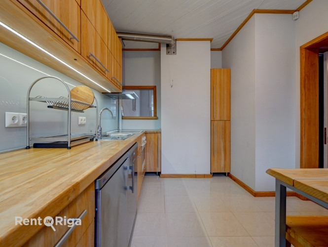 Mājīga māja ar terasi un dārzu Šampēterī  Piedāvājam īrei mājīgu un funkcionālu māju Rīga - foto 4