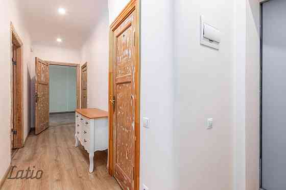 Divu izolētu istabu dzīvoklis 2017.gadā renovētā mūra namā, kas būvēts funkcionālisma stilā 1934.gad Rīga