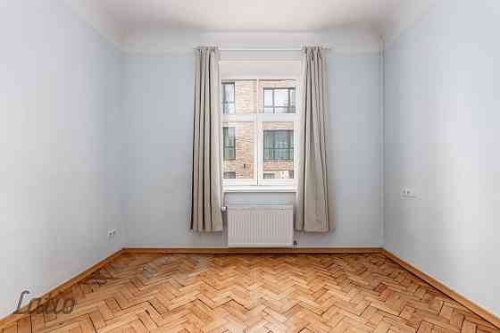 Divu izolētu istabu dzīvoklis 2017.gadā renovētā mūra namā, kas būvēts funkcionālisma stilā 1934.gad Rīga