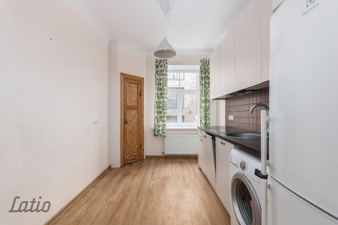 Divu izolētu istabu dzīvoklis 2017.gadā renovētā mūra namā, kas būvēts funkcionālisma Rīga - foto 1