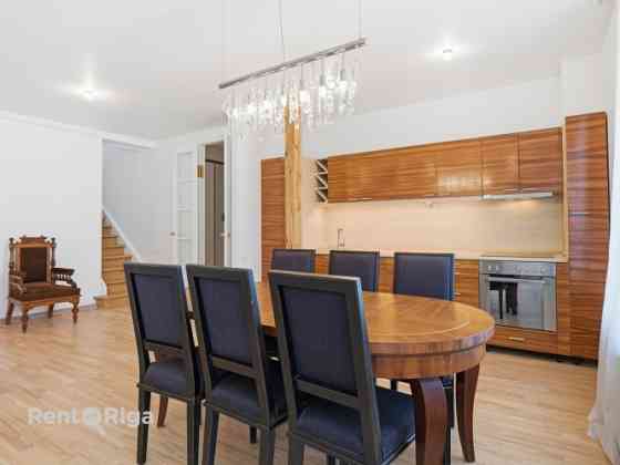 Предлагается светлая и просторная двухуровневая квартира, расположенная на 5 и 6 Rīga