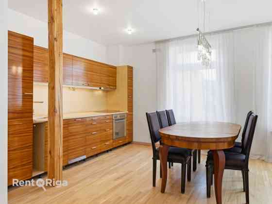 Предлагается светлая и просторная двухуровневая квартира, расположенная на 5 и 6 Rīga