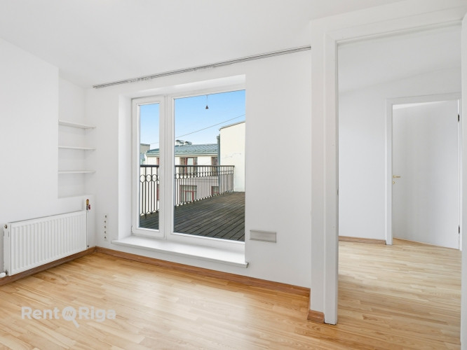 Piedāvājumā gaišs un plašs divstāvu dzīvoklis ēkas 5. un 6. stāvā ar liftu. Dzīvoklis ir Rīga - foto 1