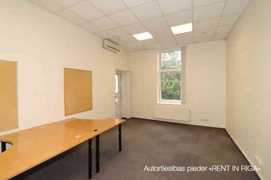 Офис в отреставрированном офисном здании .  + 3 этаж. + Высокие потолки, большие Рига