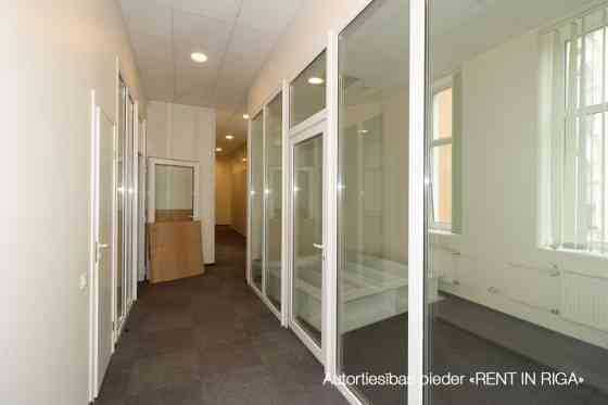 Офис в отреставрированном офисном здании .  + 3 этаж. + Высокие потолки, большие Рига