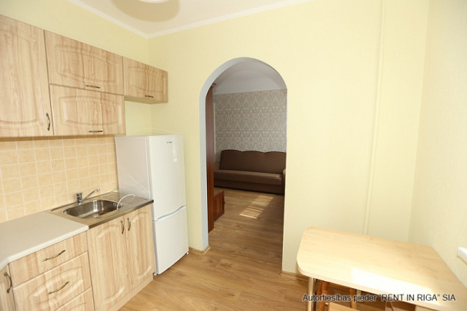 Silts un kluss 2 istabu dzīvoklis ar mājīgu atmosfēru renovētā pirmskara laika ēkā Rīga - foto 2