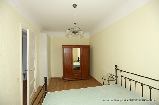 Silts un kluss 2 istabu dzīvoklis ar mājīgu atmosfēru renovētā pirmskara laika ēkā Rīga - foto 6