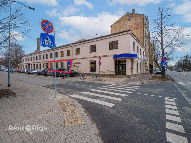 Iznomā tirdzniecības vai biroja telpas ar ērtu piekļuvi.  Telpas atrodas ēkas iekšpagalmā un Rīga - foto 1