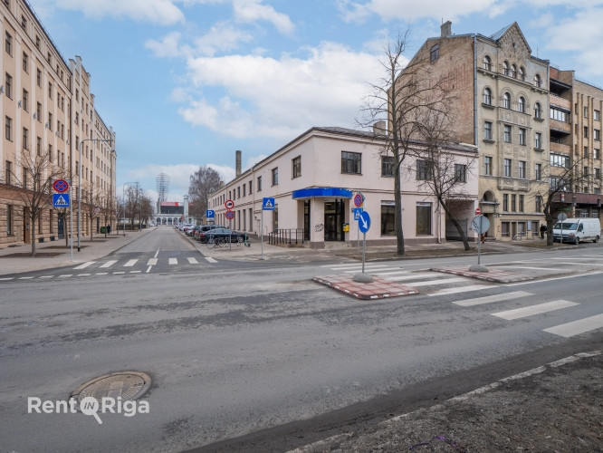 Iznomā tirdzniecības vai biroja telpas ar ērtu piekļuvi.  Telpas atrodas ēkas iekšpagalmā un Rīga - foto 3