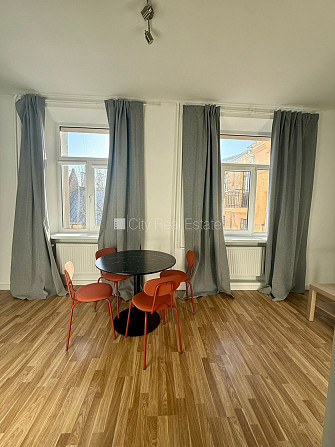 Fasādes māja, renovēta māja, iespēja nomāt autostāvvietu, ieeja no ielas, ir lifts, kāpņu Rīga - foto 19