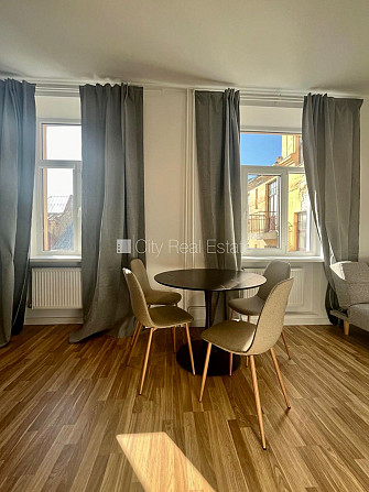 Fasādes māja, renovēta māja, iespēja nomāt autostāvvietu, ieeja no ielas, ir lifts, kāpņu Rīga - foto 16