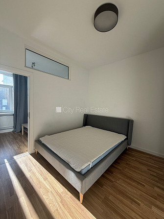 Fasādes māja, renovēta māja, iespēja nomāt autostāvvietu, ieeja no ielas, ir lifts, kāpņu Rīga - foto 7