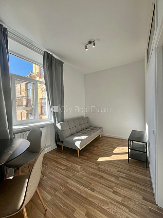 Fasādes māja, renovēta māja, iespēja nomāt autostāvvietu, ieeja no ielas, ir lifts, kāpņu Rīga - foto 1