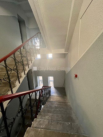 Fasādes māja, renovēta māja, iespēja nomāt autostāvvietu, ieeja no ielas, ir lifts, kāpņu Rīga - foto 16