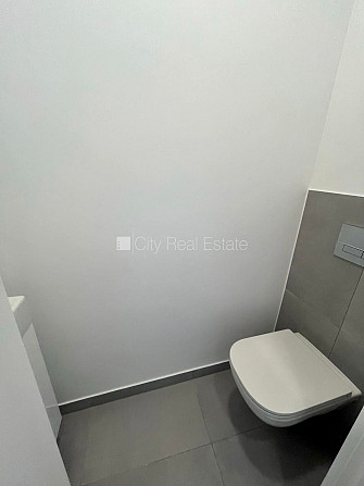 Fasādes māja, renovēta māja, iespēja nomāt autostāvvietu, ieeja no ielas, ir lifts, kāpņu Rīga - foto 14