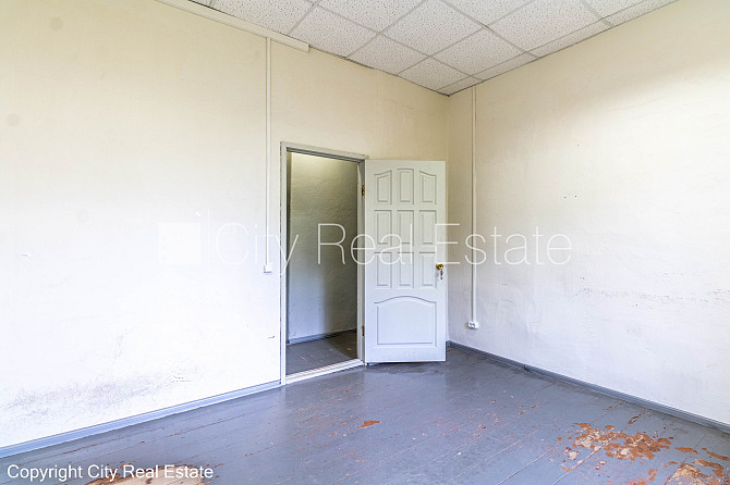 Fasādes māja, slēgts pagalms, vieta vairākām automašīnām, ieeja no ielas, kāpņu telpa Rīga - foto 19