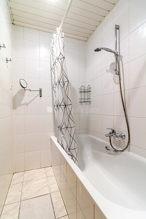 Fasādes māja, renovēta māja, ieeja no pagalma, kāpņu telpa pēc kosmētiskā remonta, logi Rīga - foto 13