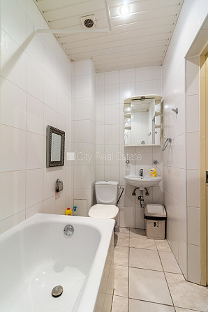 Fasādes māja, renovēta māja, ieeja no pagalma, kāpņu telpa pēc kosmētiskā remonta, logi Rīga - foto 14