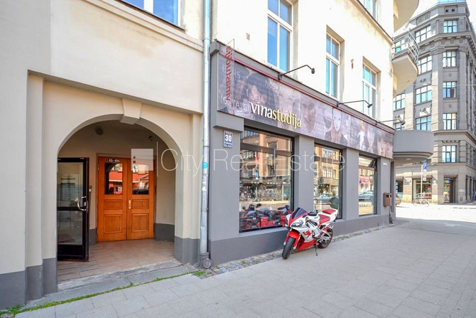 Fasādes māja, renovēta māja, ieeja no pagalma, kāpņu telpa pēc kosmētiskā remonta, logi Rīga - foto 17