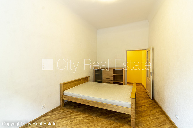 Fasādes māja, renovēta māja, ieeja no pagalma, kāpņu telpa pēc kosmētiskā remonta, logi Rīga - foto 6