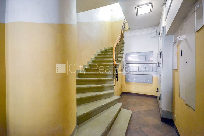 Fasādes māja, renovēta māja, ieeja no pagalma, kāpņu telpa pēc kosmētiskā remonta, logi Rīga - foto 16