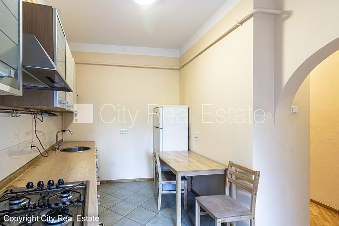 Fasādes māja, renovēta māja, ieeja no pagalma, kāpņu telpa pēc kosmētiskā remonta, logi Rīga - foto 10