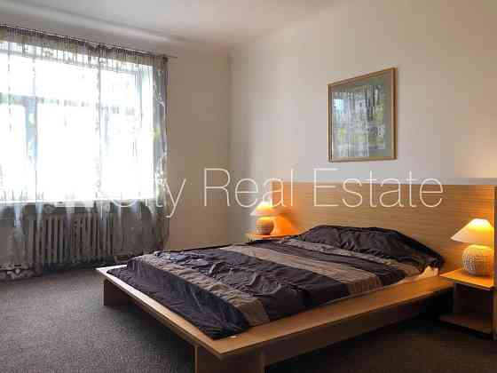 Фасадный дом, место для машины, лестничная клетка после косметического ремонта, Rīga