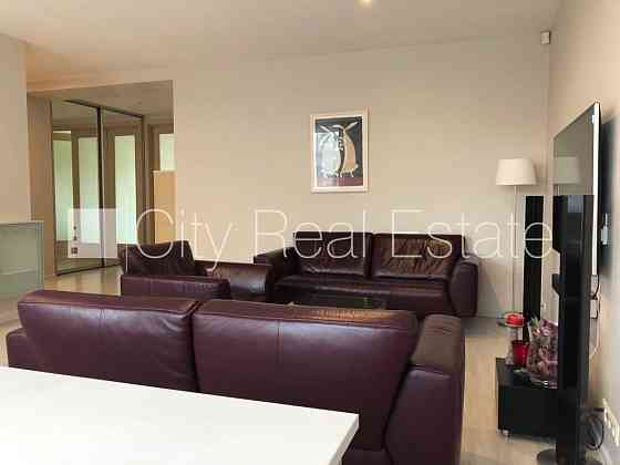 Фасадный дом, место для машины, лестничная клетка после косметического ремонта, Rīga