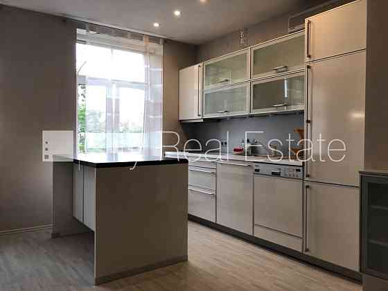 Фасадный дом, место для машины, лестничная клетка после косметического ремонта, Rīga