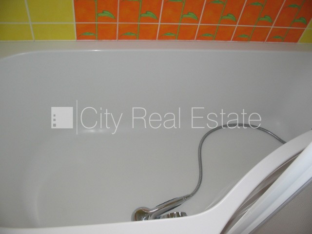 Fasādes māja, vieta automašīnai, kāpņu telpa pēc kosmētiskā remonta, istabas izolētas 2 Rīga - foto 14