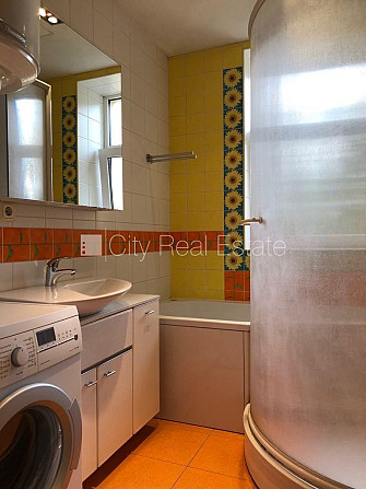 Fasādes māja, vieta automašīnai, kāpņu telpa pēc kosmētiskā remonta, istabas izolētas 2 Rīga - foto 12